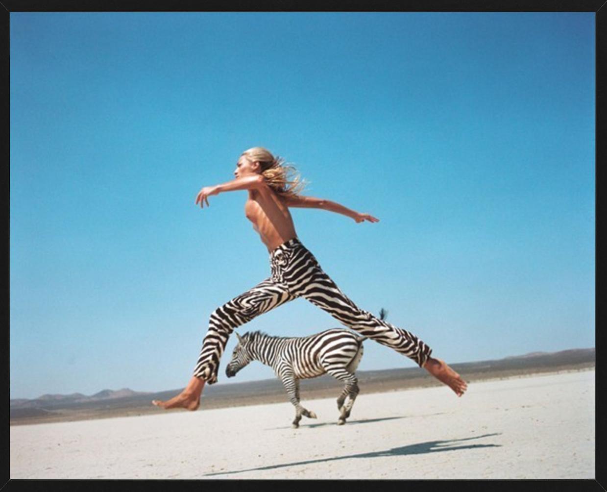 Die Schöne und das Biest II - Tatjana springt mit Zebra, Fine Art Photography, 1996 im Angebot 5
