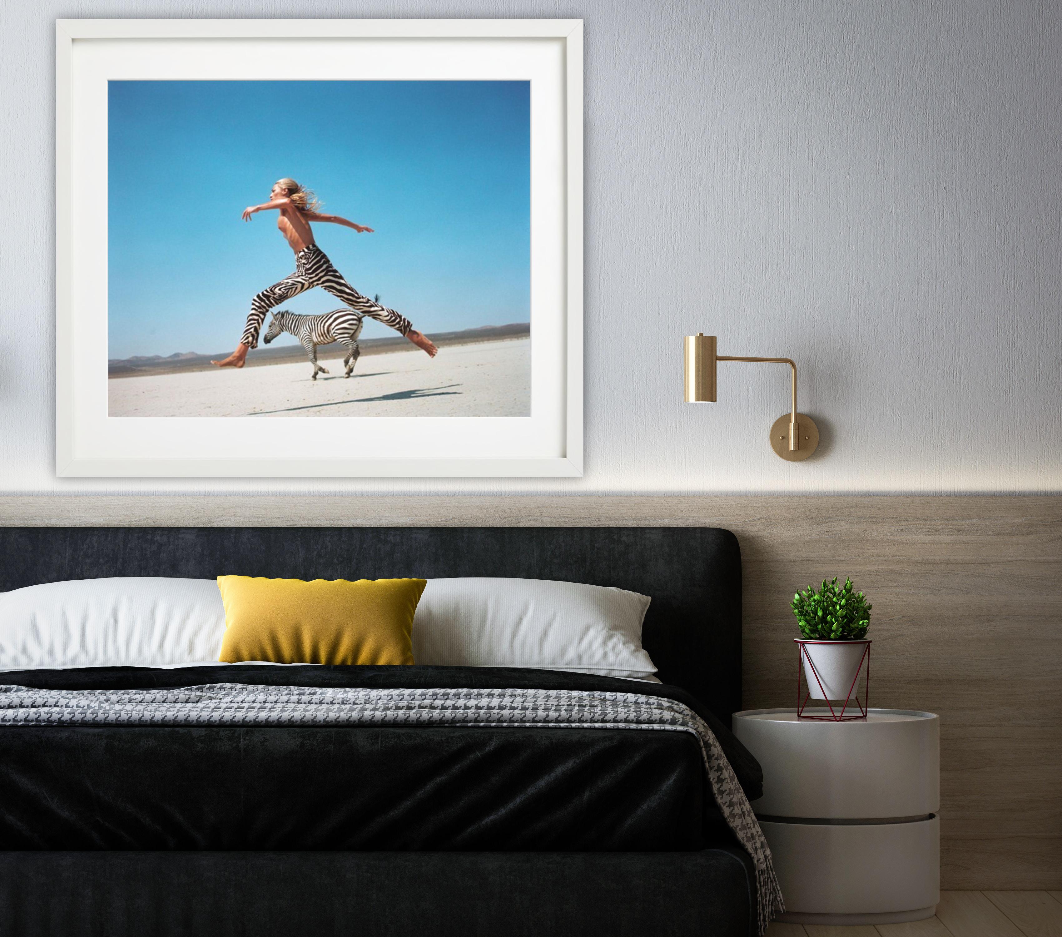 Die Schöne und das Biest II - Tatjana springt mit Zebra, Fine Art Photography, 1996 im Angebot 6