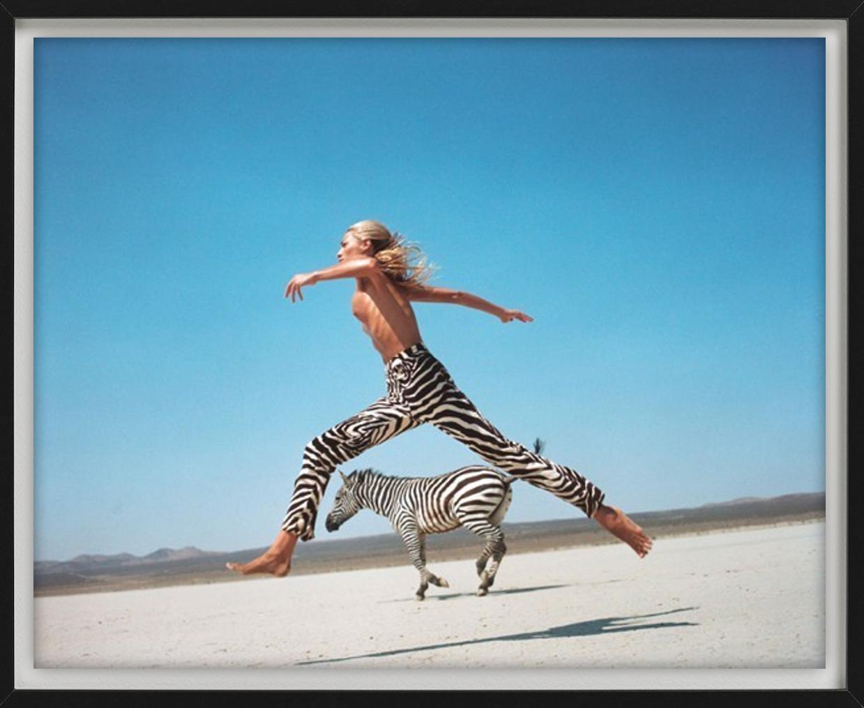 Die Schöne und das Biest II - Tatjana springt mit Zebra, Fine Art Photography, 1996 im Angebot 7