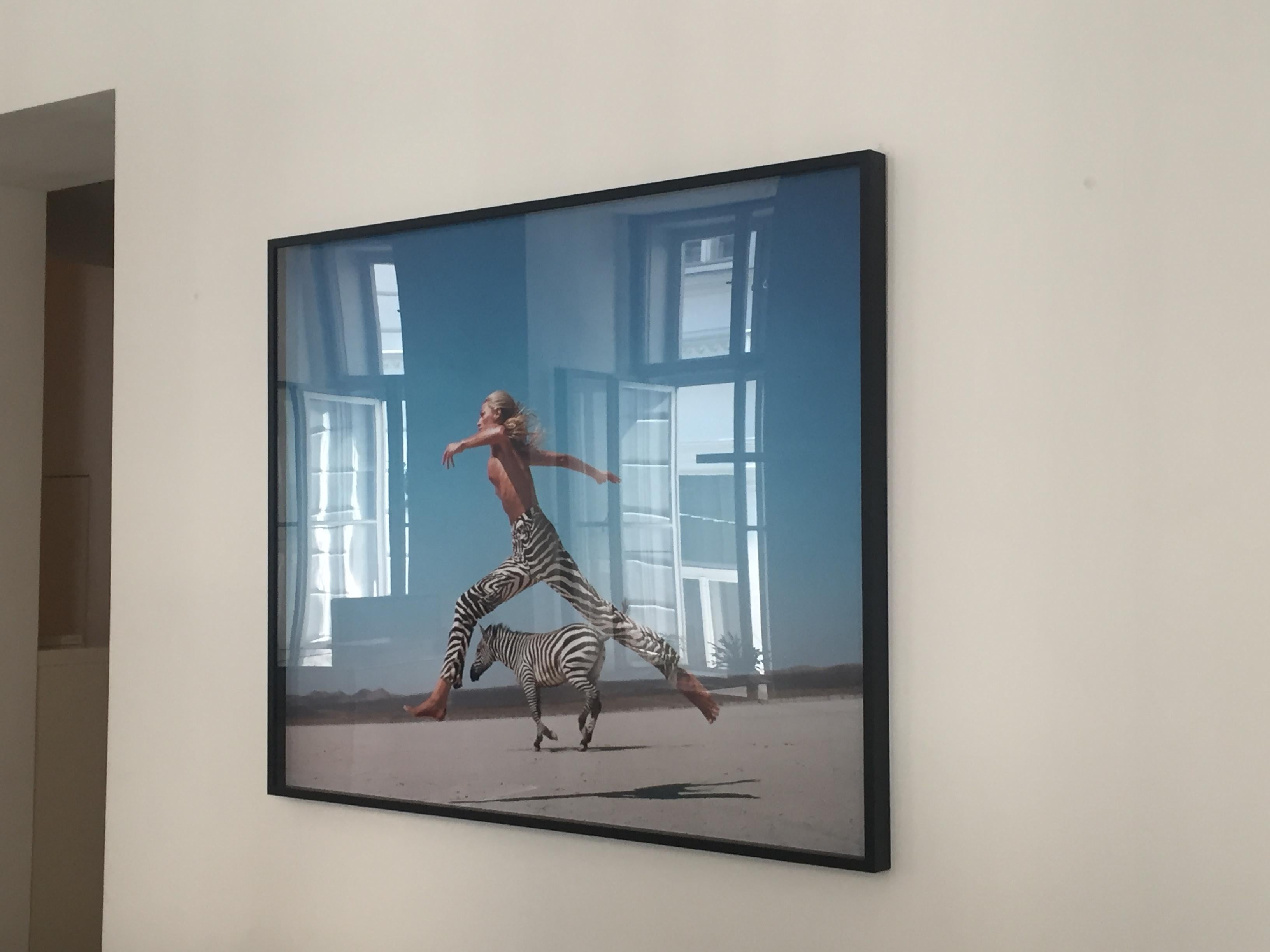 Die Schöne und das Biest II - Tatjana springt mit Zebra, Fine Art Photography, 1996 im Angebot 9
