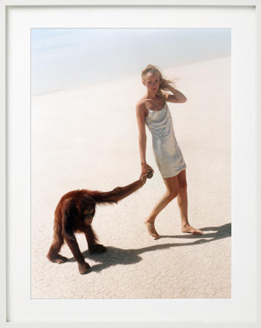 Aus der Serie Die Schöne und das Biest für L'Uomo Vogue, Frau, die mit einem Affen spazieren geht, fotografiert von Michel Comte im Jahr 1996.  

Alle Drucke sind in limitierter Auflage erhältlich. Erhältlich in mehreren Größen. Hochwertige