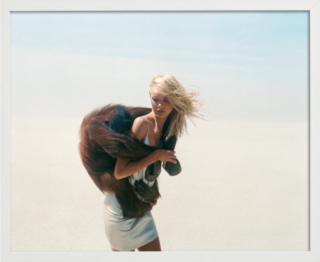 Beauty & Beast - Jaime mit Affen in der Wüste, Kunstfotografie, 1996 – Photograph von Michel Comte