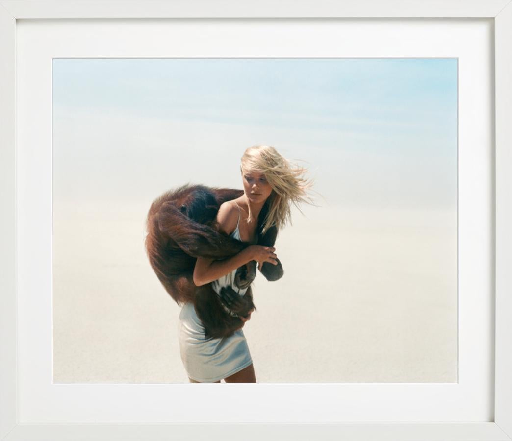 Beauty & Beast - Jaime mit Affen in der Wüste, Kunstfotografie, 1996 (Zeitgenössisch), Photograph, von Michel Comte