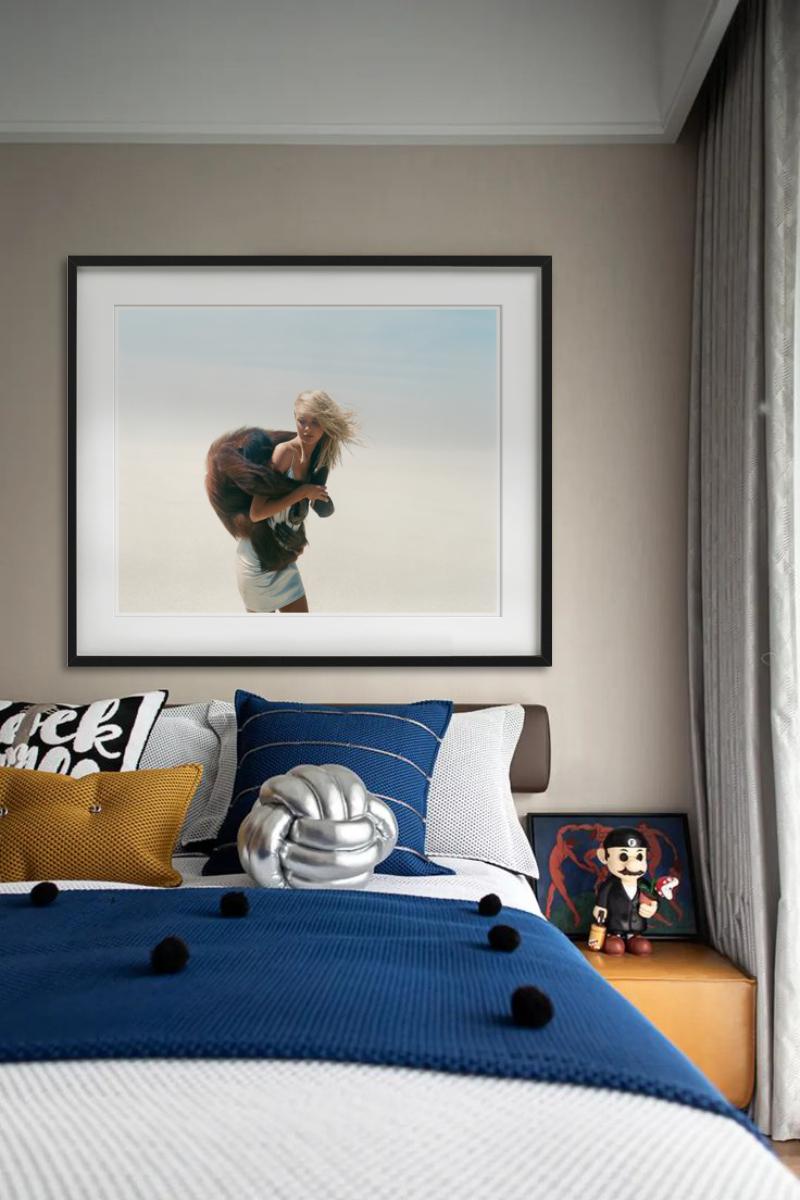 Beauty & Beast - Jaime mit Affen in der Wüste, Kunstfotografie, 1996 (Grau), Nude Photograph, von Michel Comte