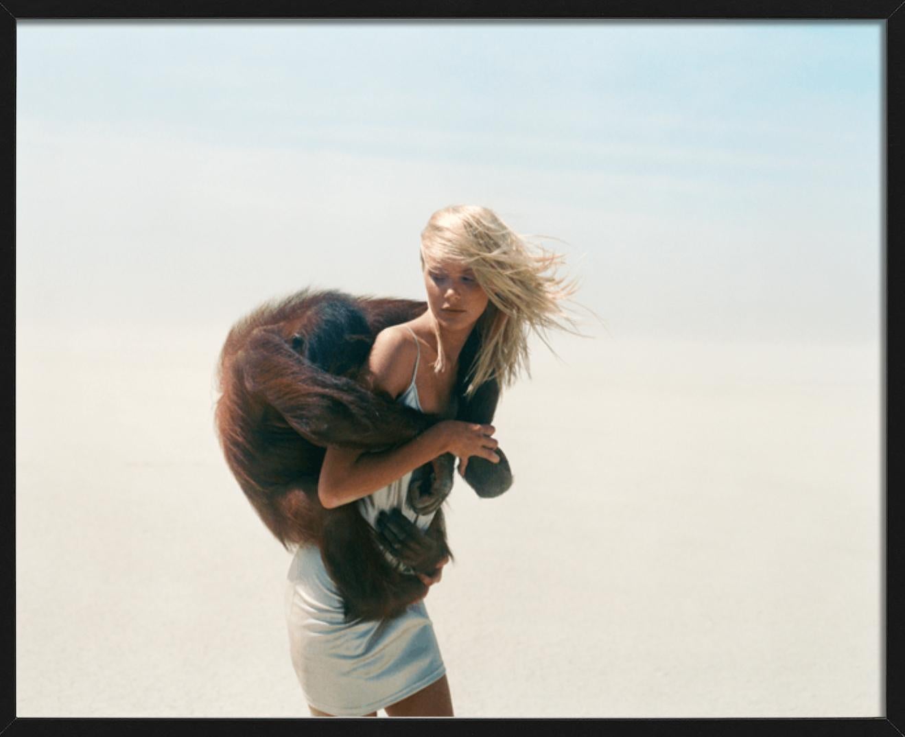 Beauty & Beast - Jaime mit Affen in der Wüste, Kunstfotografie, 1996 im Angebot 2