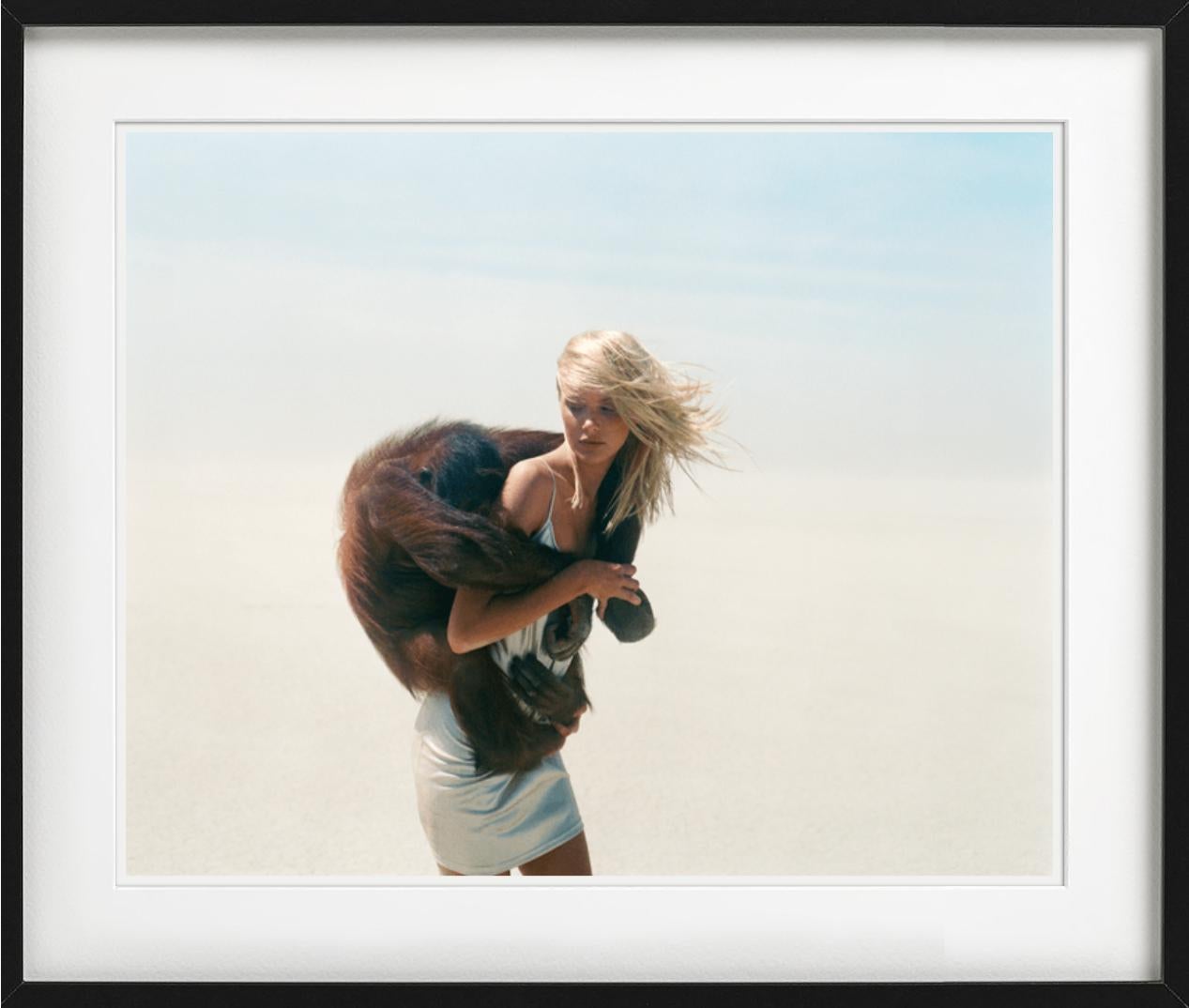 Beauty & Beast - Jaime mit Affen in der Wüste, Kunstfotografie, 1996 im Angebot 3