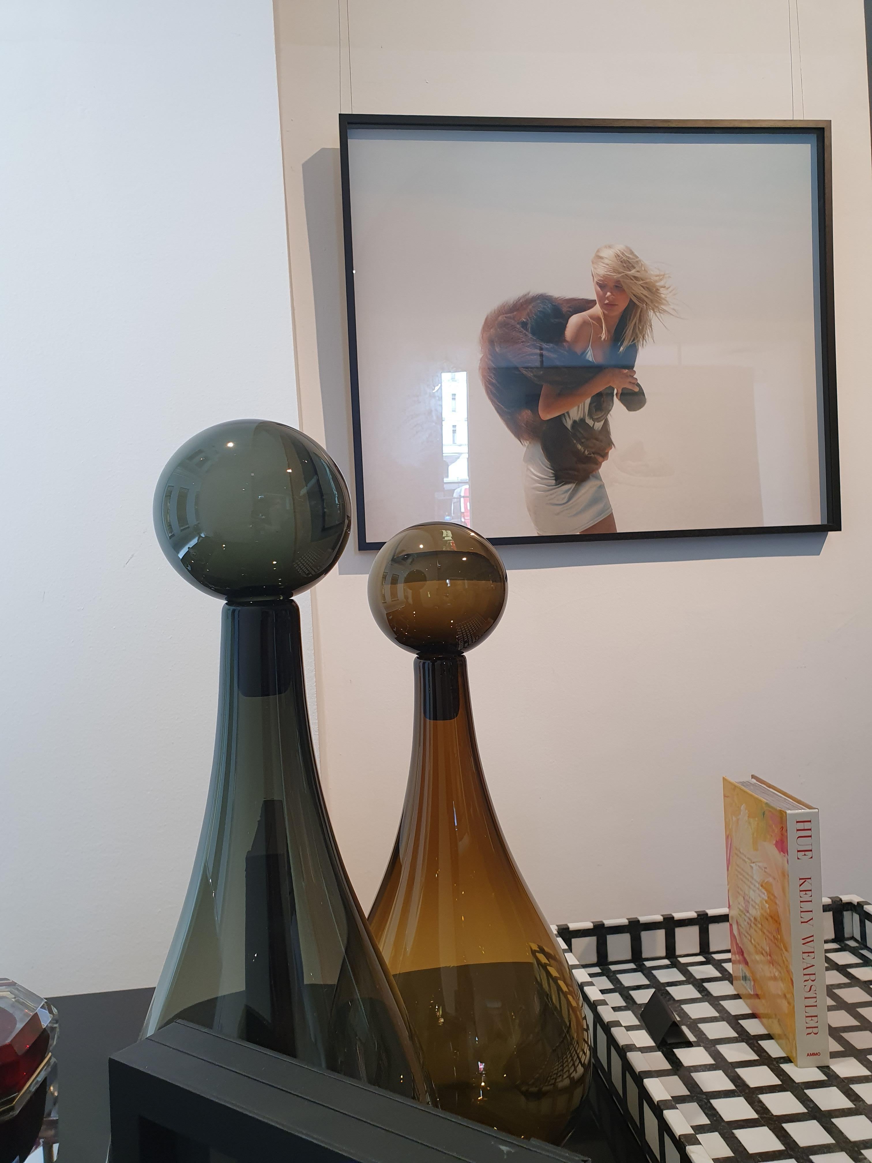 Beauty & Beast - Jaime mit Affen in der Wüste, Kunstfotografie, 1996 im Angebot 4