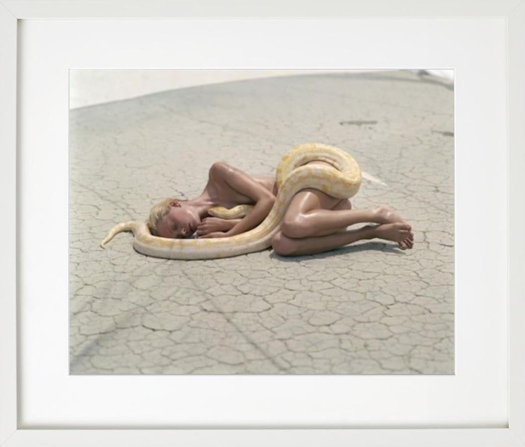 Beauty & Beast – Tatjana Patitz mit Schlange, Kunstfotografie, 1996 (Zeitgenössisch), Photograph, von Michel Comte