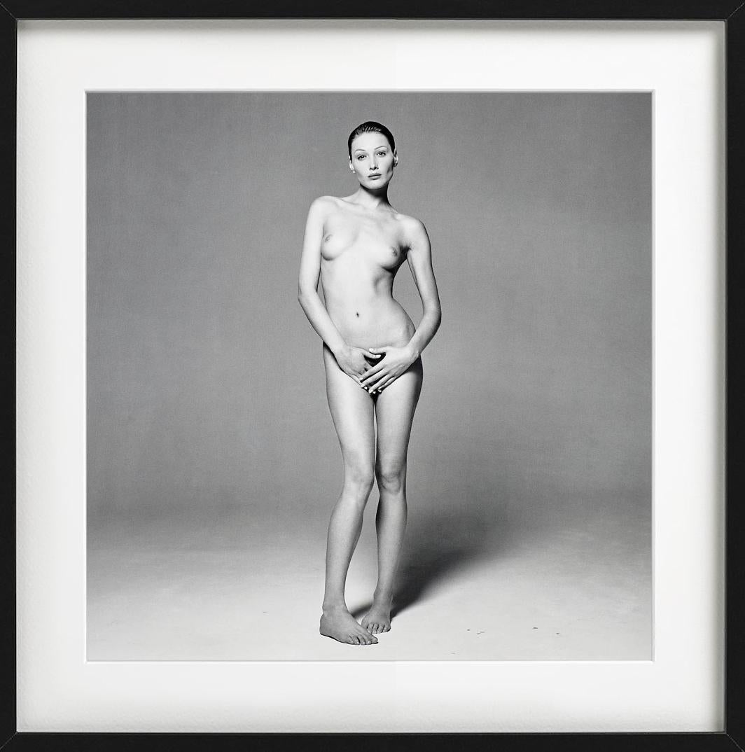 Carla Bruni, Campaigner per il sesso sicuro, fotografia artistica, 1993 - Black and White Photograph Grigio di Michel Comte