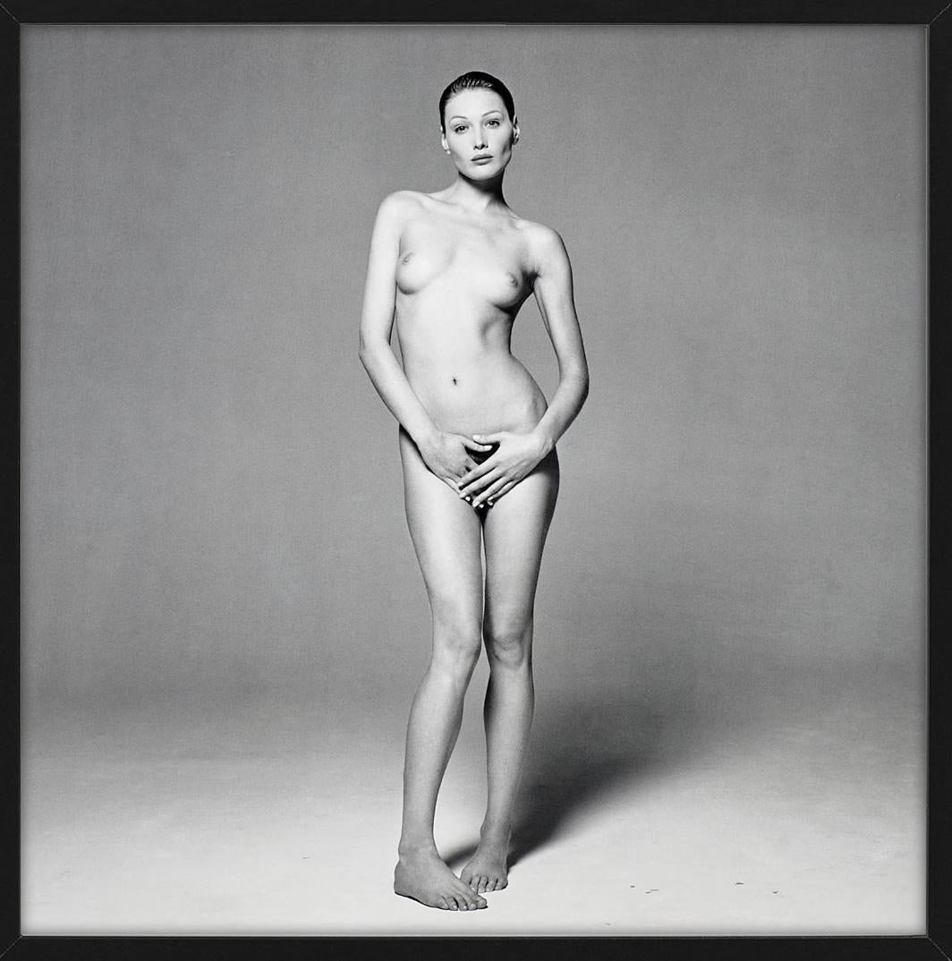 Incredibile foto di nudo integrale anni '90 della top model ed ex first lady francese Carla Bruni, che copre solo le sue vergogne.

Tutte le stampe sono in edizione limitata. Disponibile in più misure. Cornici di alto livello su richiesta.

Tutte le