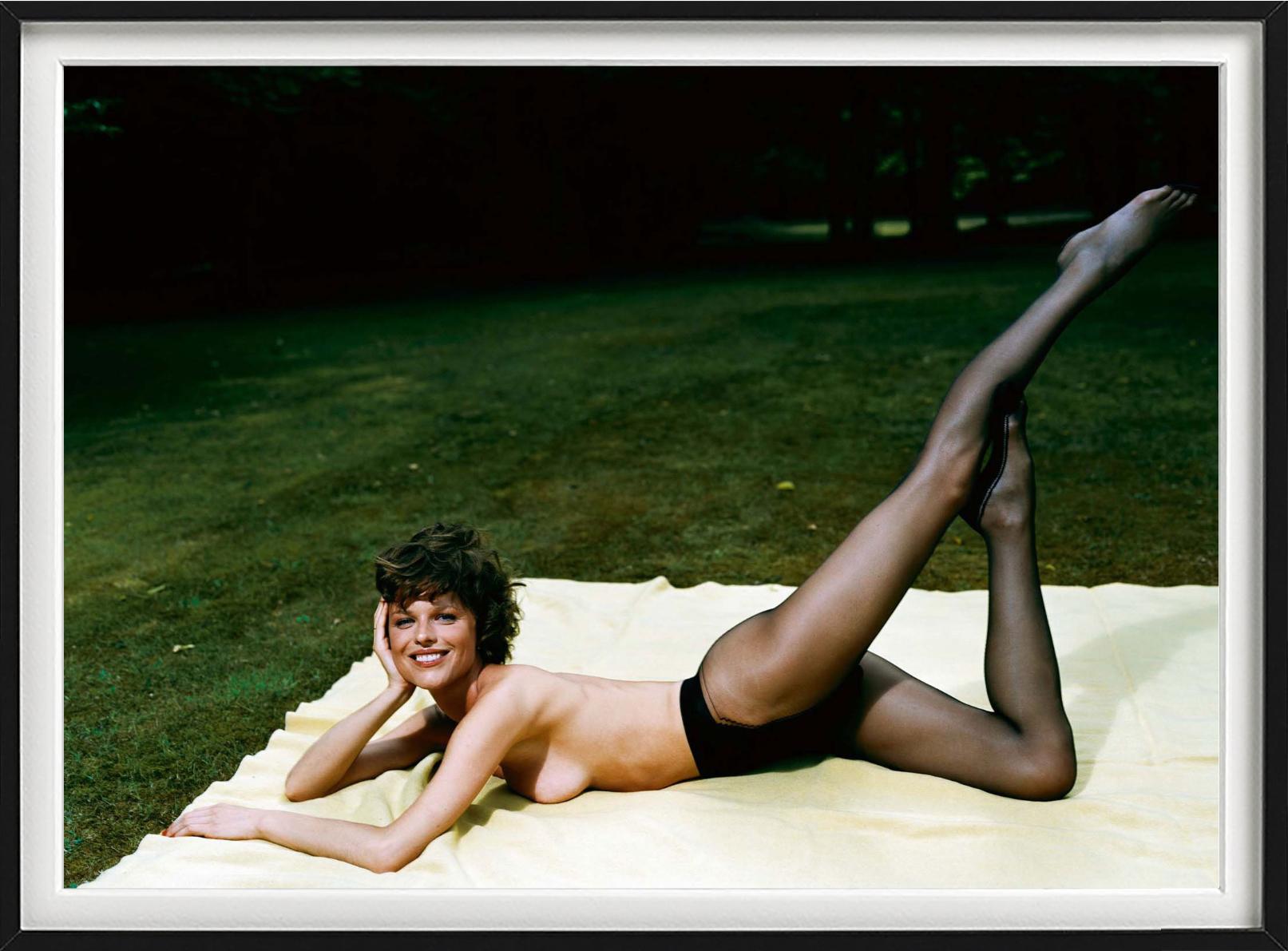 Supermodel Eva Herzigova in schwarzer Strumpfhose auf einer gelben Picknickdecke auf leuchtend grünem Gras liegend, fotografiert von Michel Comte im Jahr 2003.

Alle Drucke sind in limitierter Auflage erhältlich. Erhältlich in mehreren Größen.