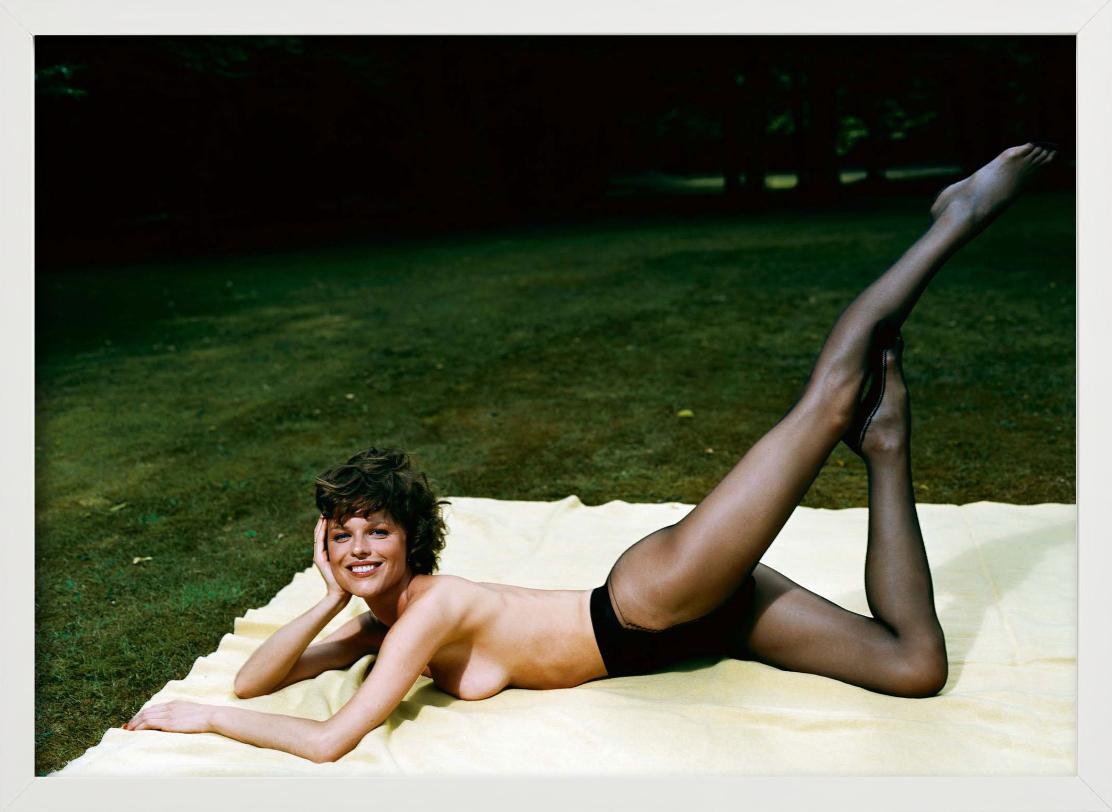 Eva Herzigova – Akt in Tights on a Picknick Blanket, Kunstfotografie, 2003 im Angebot 1