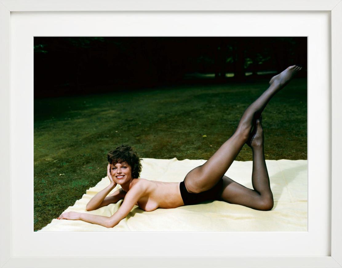 Eva Herzigova – Akt in Tights on a Picknick Blanket, Kunstfotografie, 2003 im Angebot 2