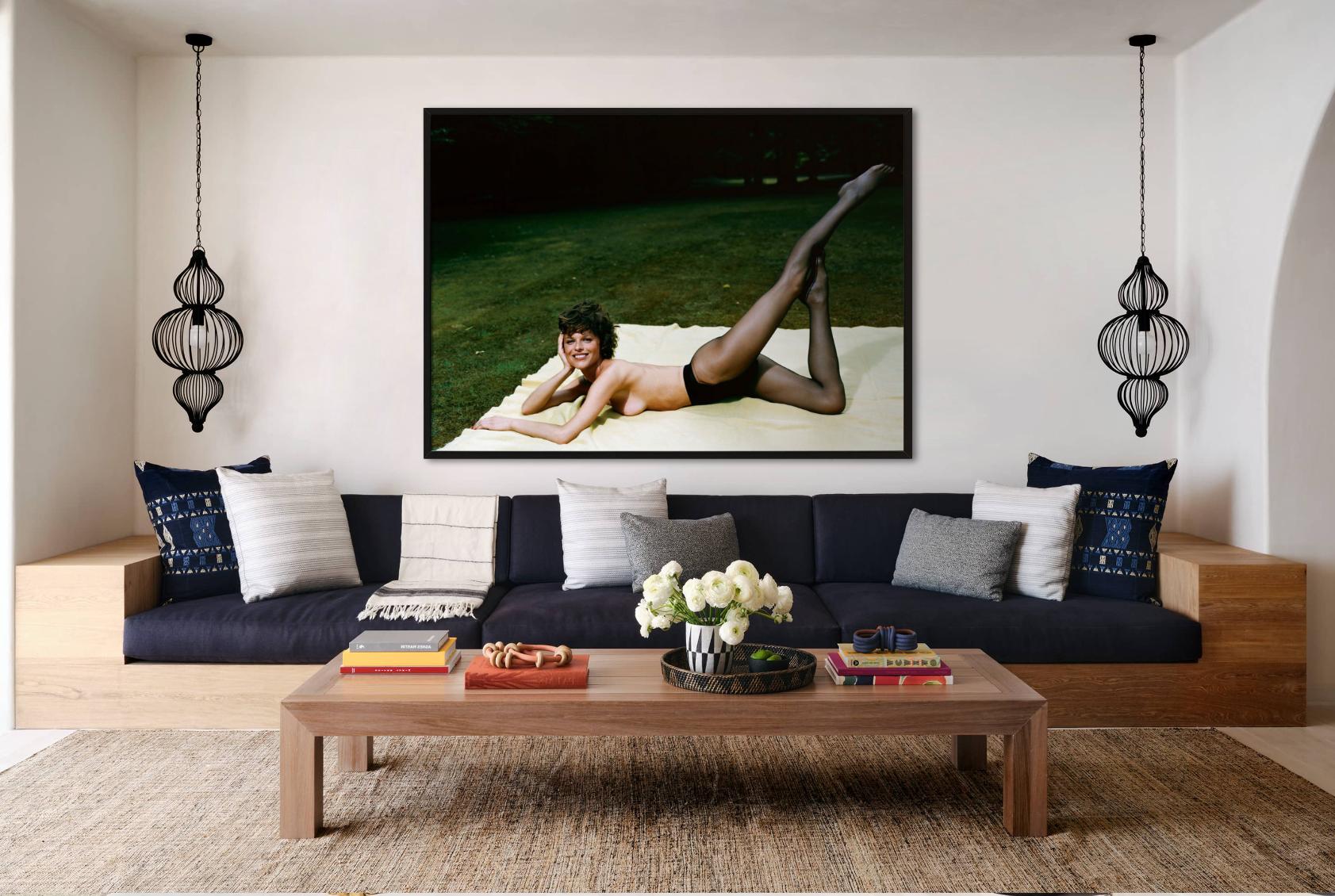 Eva Herzigova – Akt in Tights on a Picknick Blanket, Kunstfotografie, 2003 (Zeitgenössisch), Photograph, von Michel Comte