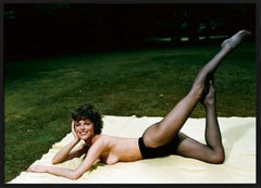 Eva Herzigova - Desnudo en mallas sobre una manta Picknick, Fotografía artística, 2003
