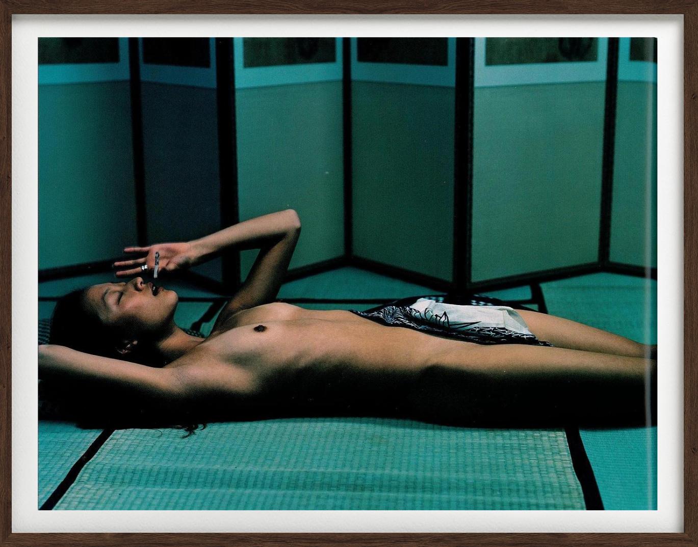 Geisha,  „Arude Mag.“ – Nackt mit grünem Hintergrund, Kunstfotografie, 1999 – Photograph von Michel Comte