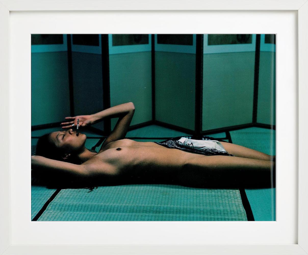 Geisha,  „Arude Mag.“ – Nackt mit grünem Hintergrund, Kunstfotografie, 1999 (Blau), Nude Photograph, von Michel Comte