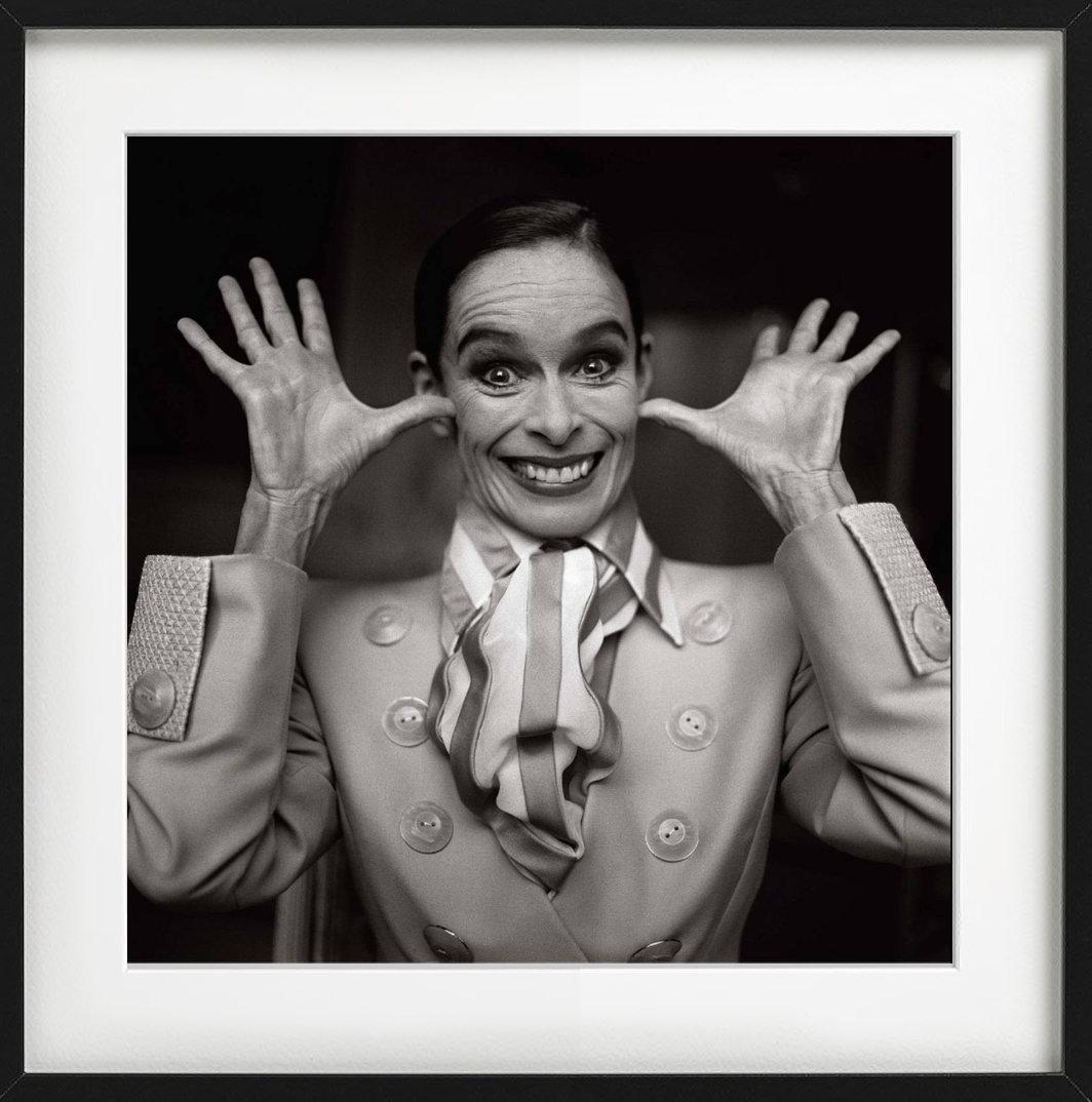 Geraldine Chaplin (Grau), Figurative Photograph, von Michel Comte