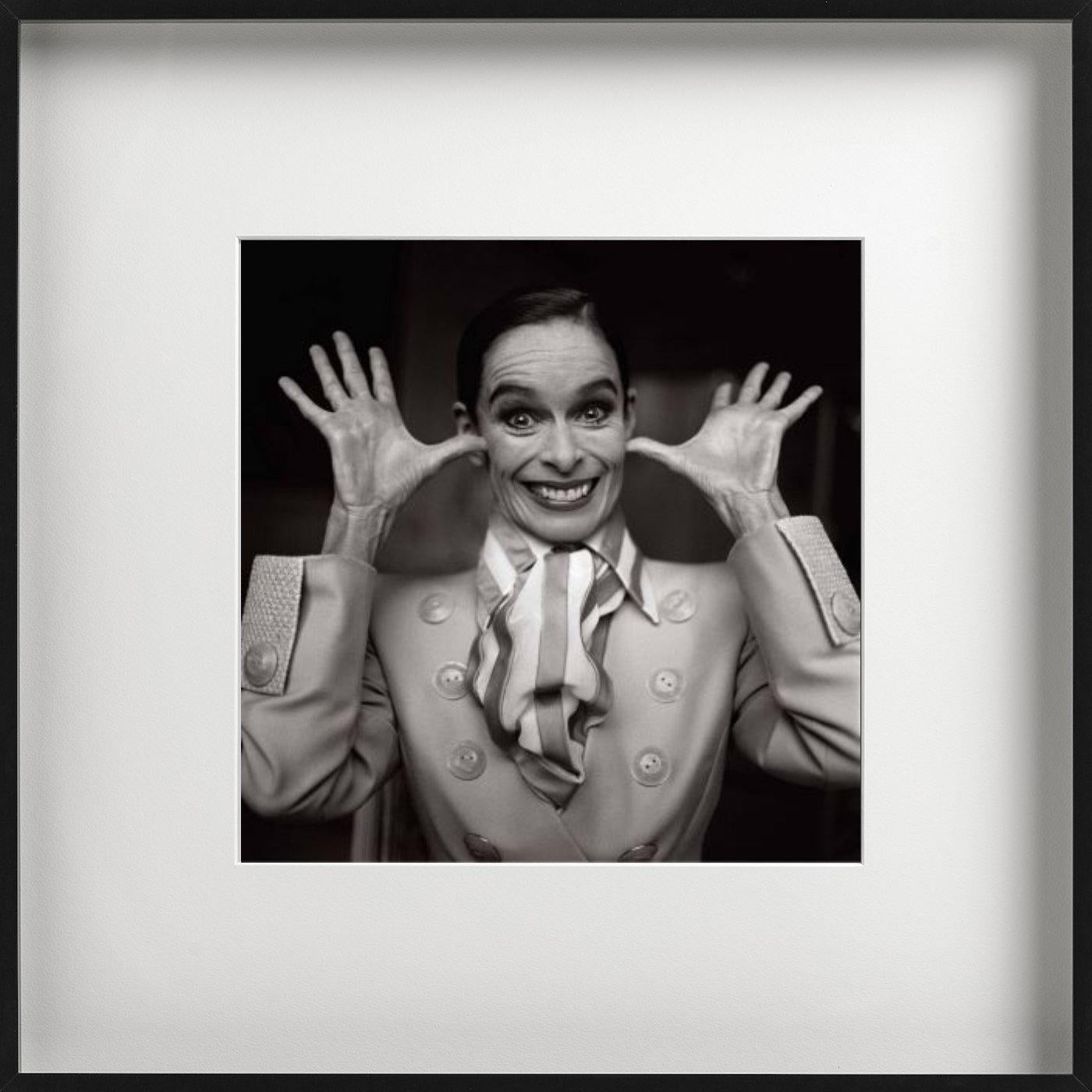 Schwarz-Weiß-Fotografie der legendären Geraldine Chaplin von Michel Comte.

Alle Drucke sind in limitierter Auflage erhältlich. Erhältlich in mehreren Größen. Hochwertige Einrahmung auf Anfrage.

Alle Drucke werden von der Künstlerin oder dem