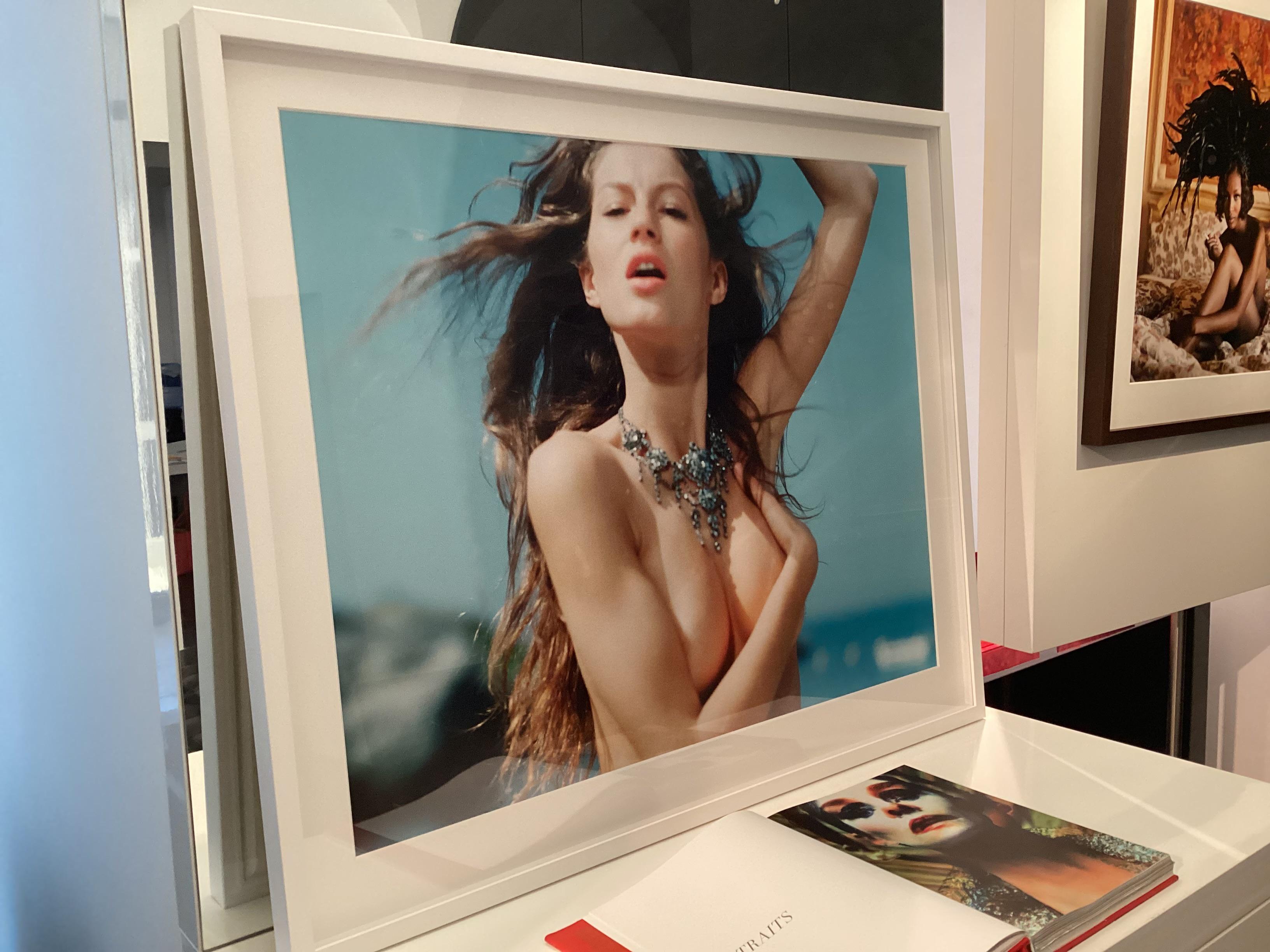 Gisele Bündchen - Portrait nu avec Jewelry, photographie d'art, 1999 - Contemporain Photograph par Michel Comte