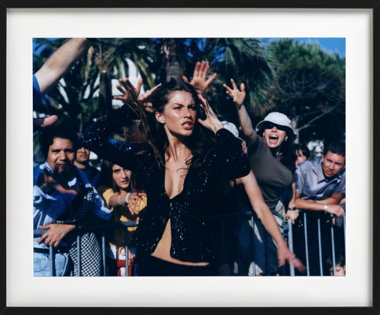 Gisele Buendchen avec Paparazzis, Cannes, mannequins échappant à la presse - Photograph de Michel Comte