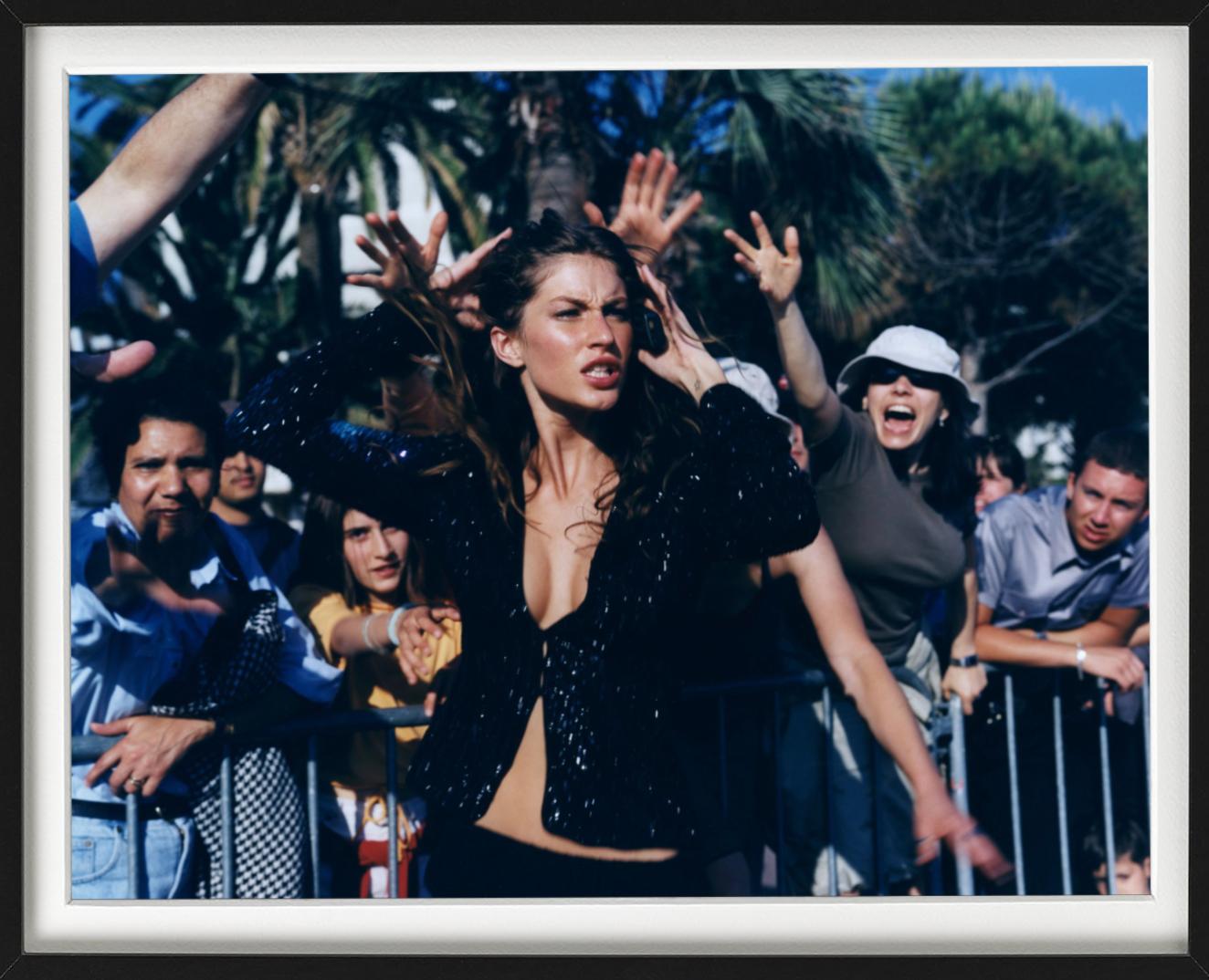 Gisele Buendchen avec Paparazzis, Cannes, mannequins échappant à la presse - Noir Figurative Photograph par Michel Comte