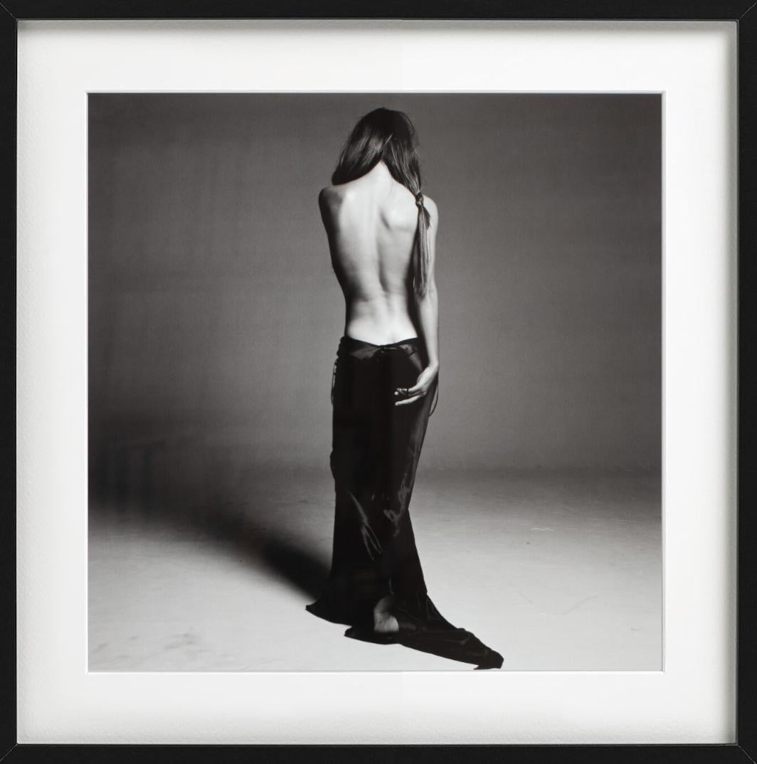 Helena Christensen, campagne pour une sexualité sans risque, mannequin posant le dos découvert - Contemporain Photograph par Michel Comte