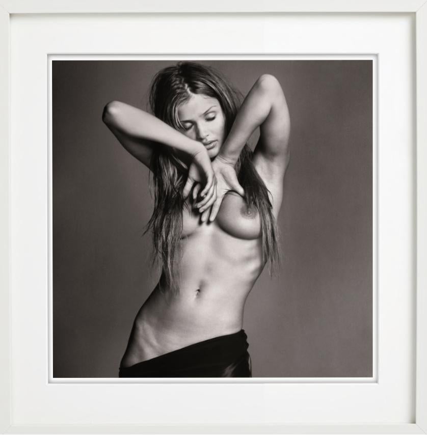 Helena Christensen III , Fotografía artística, 1993 - Nude Photograph Negro de Michel Comte