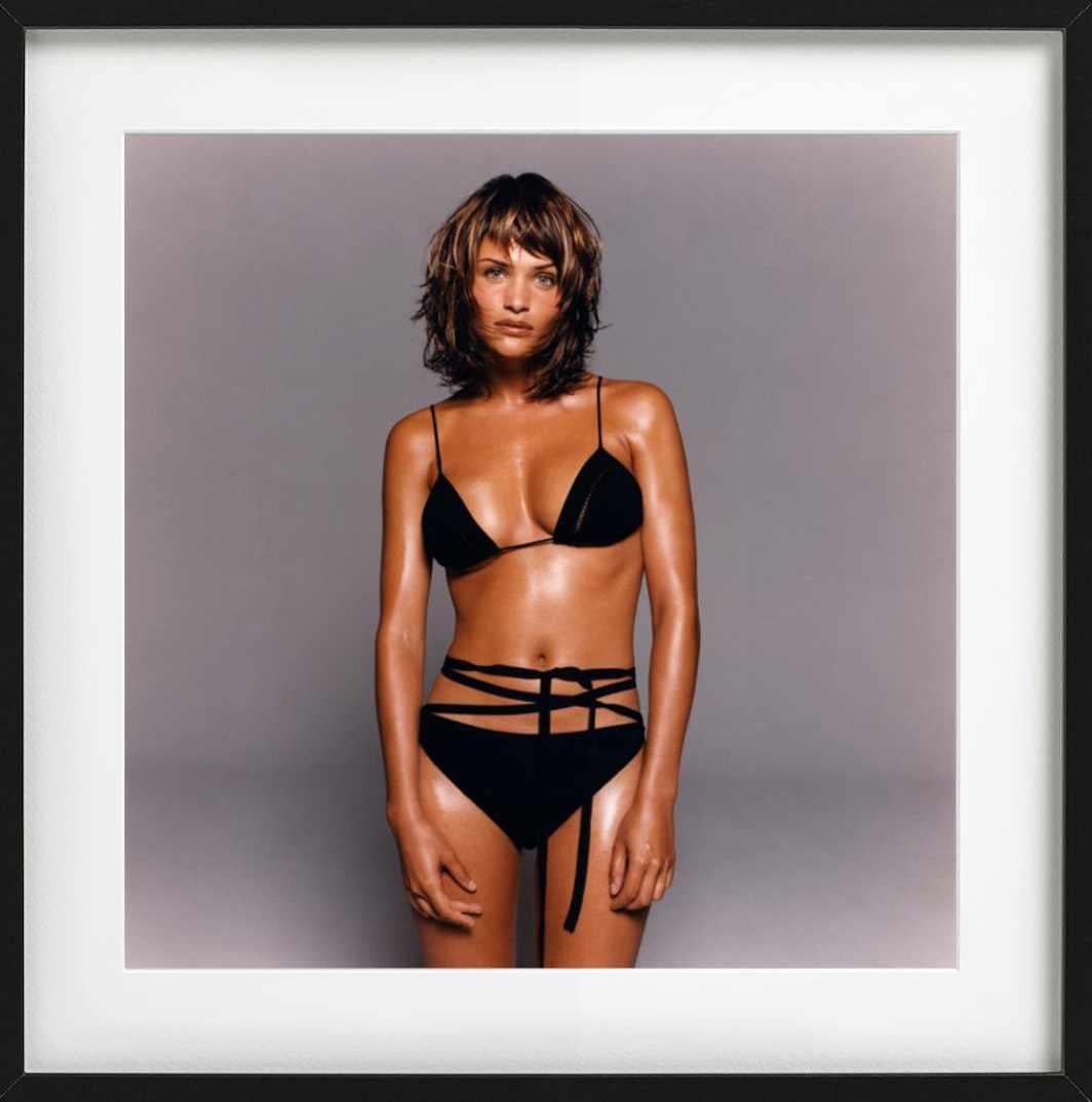 Helena Christensen - le top model en bikini noir, photographie d'art 1993 - Photograph de Michel Comte