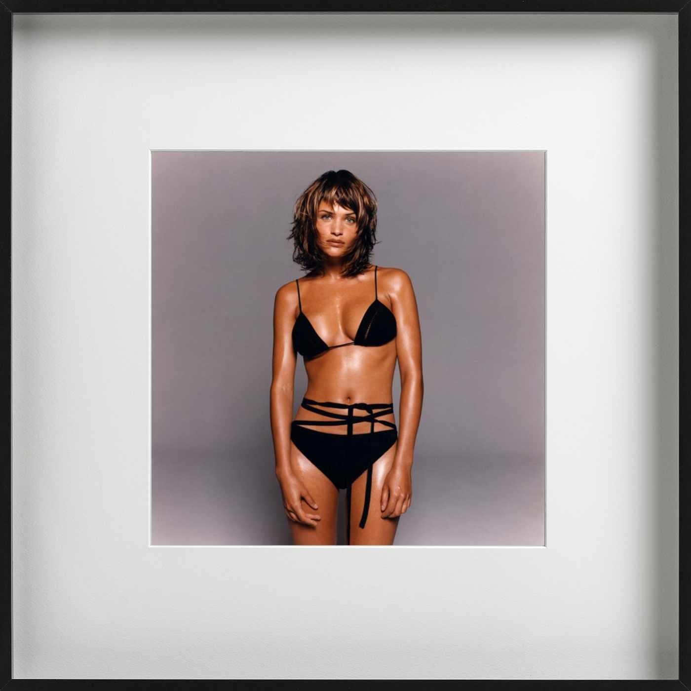 Helena Christensen - le top model en bikini noir, photographie d'art 1993 - Gris Portrait Photograph par Michel Comte