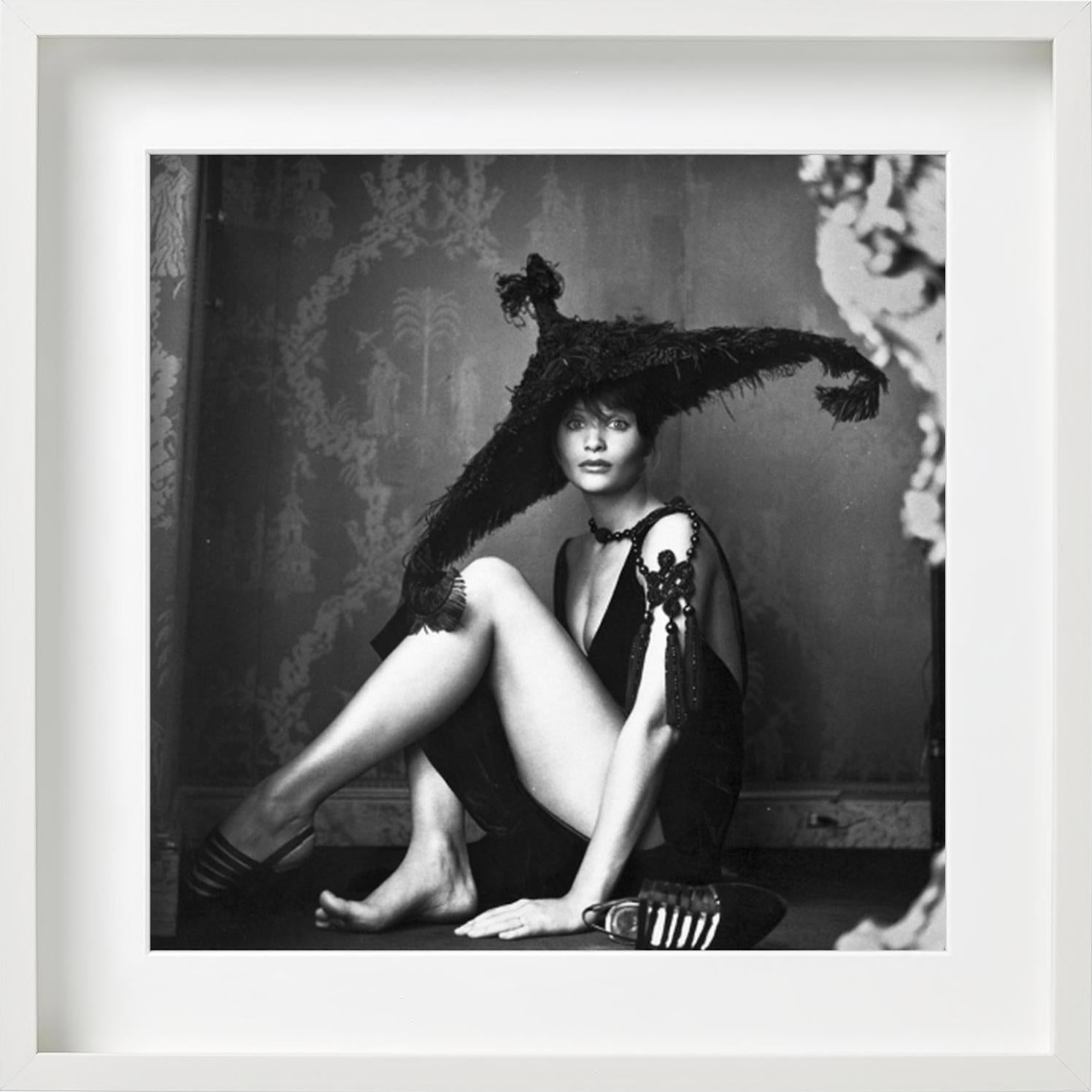Helena Christensen avec un chapeau - Photographie de mode en noir et blanc, 1993 en vente 7