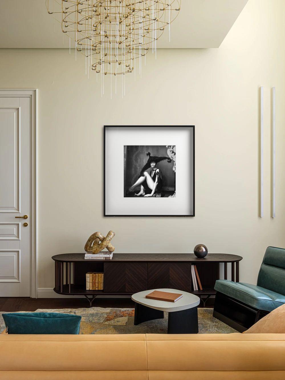 Helena Christensen avec un chapeau - Photographie de mode en noir et blanc, 1993 - Noir Black and White Photograph par Michel Comte