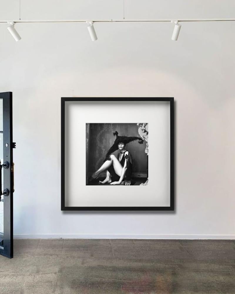 Le top model Helena Christensen assise avec un chapeau de plumes géant, photographiée par Michel Comte en 1993.

Tous les tirages sont en édition limitée. Disponible en plusieurs tailles. Encadrement haut de gamme sur demande.

Toutes les