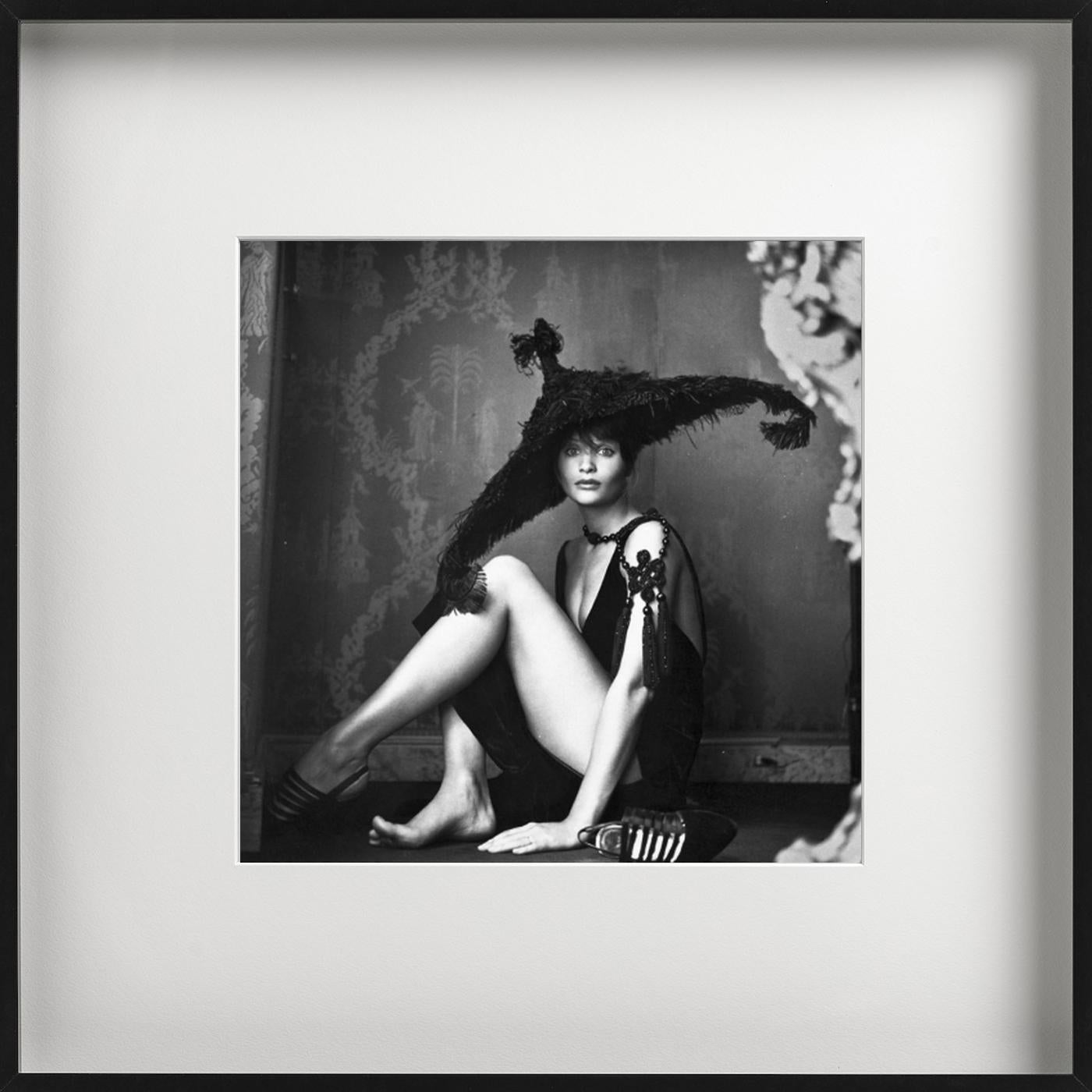 Helena Christensen avec un chapeau - Photographie de mode en noir et blanc, 1993 en vente 1