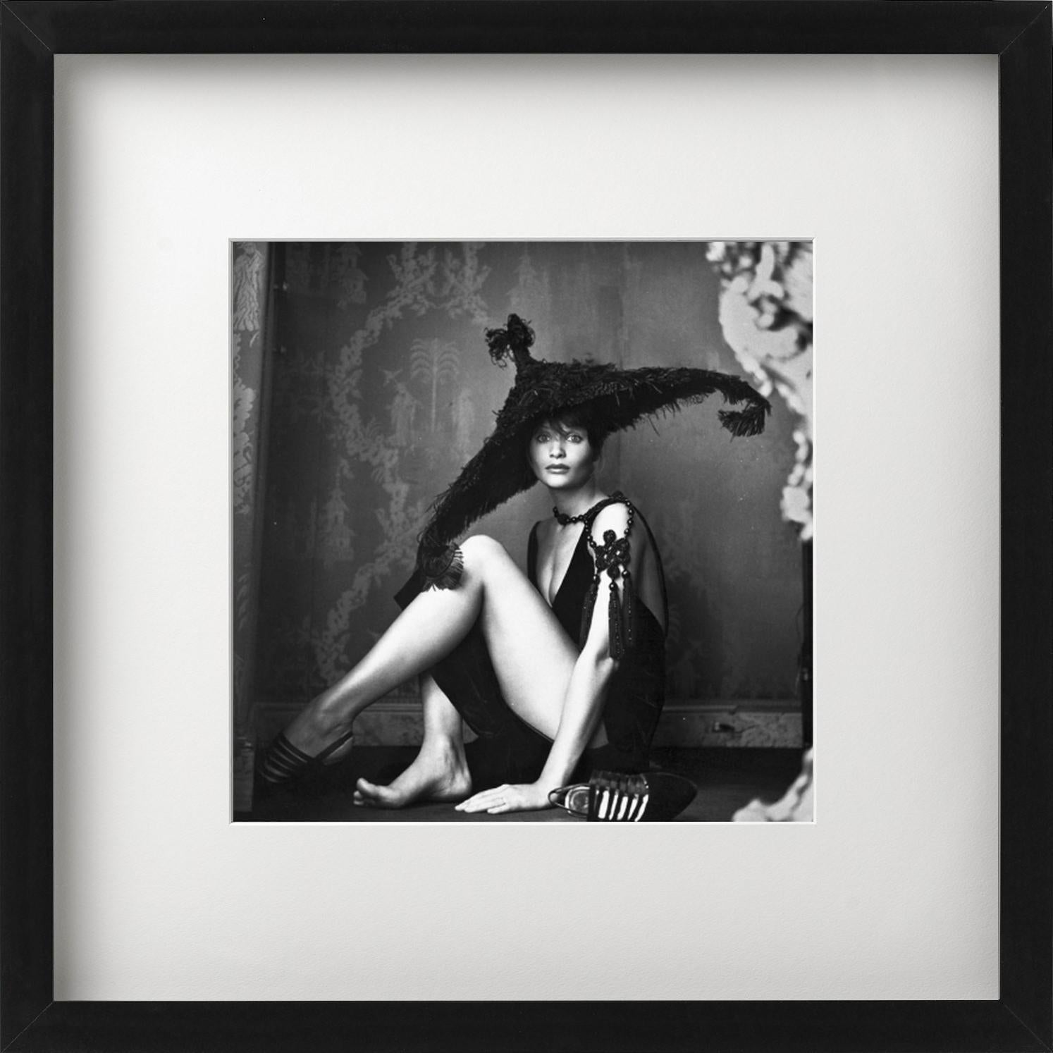 Helena Christensen avec un chapeau - Photographie de mode en noir et blanc, 1993 en vente 2