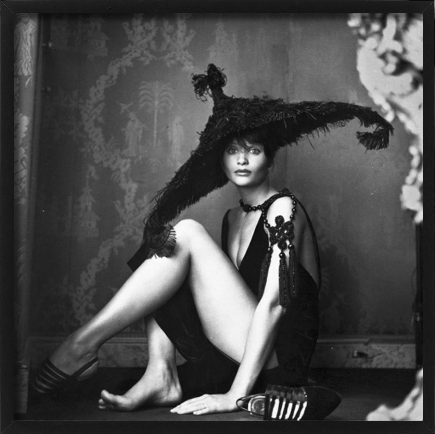 Helena Christensen avec un chapeau - Photographie de mode en noir et blanc, 1993 en vente 3