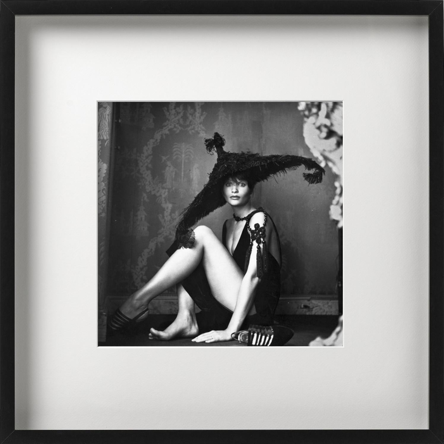 Helena Christensen avec un chapeau - Photographie de mode en noir et blanc, 1993 en vente 4