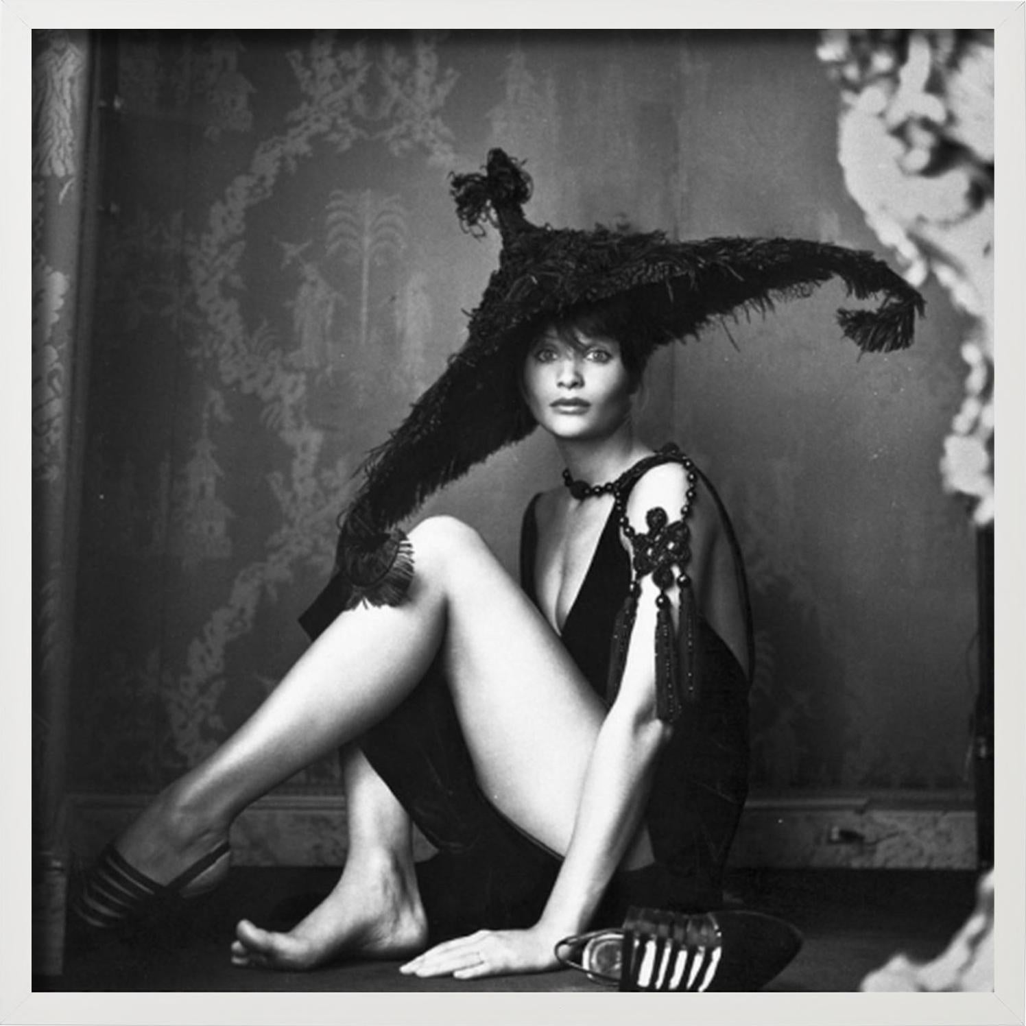 Helena Christensen avec un chapeau - Photographie de mode en noir et blanc, 1993 en vente 5