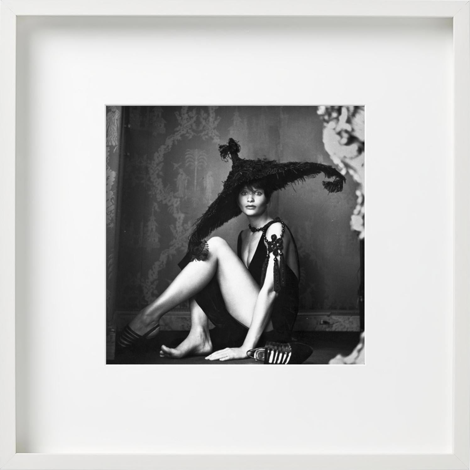 Helena Christensen avec un chapeau - Photographie de mode en noir et blanc, 1993 en vente 6