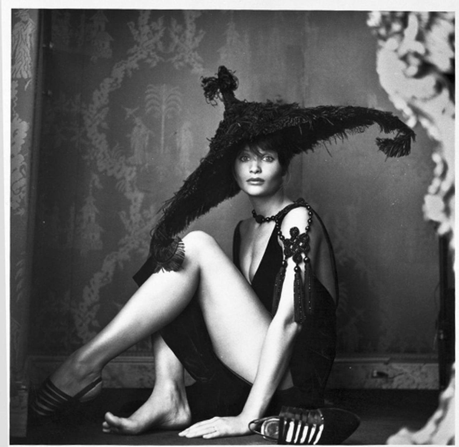 Black and White Photograph Michel Comte - Helena Christensen avec un chapeau - Photographie de mode en noir et blanc, 1993