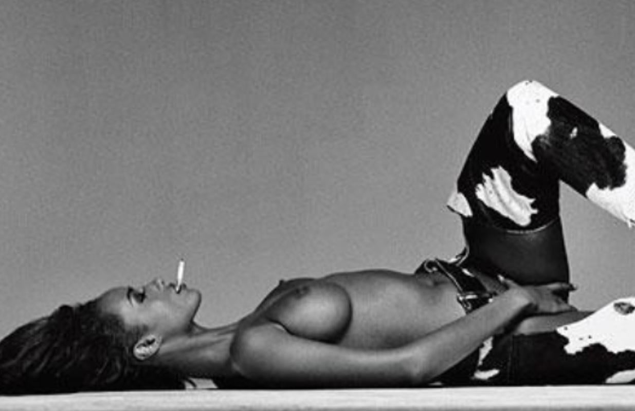 Iman, Harpers Bazaar US' - la supermodella con stivali alti fino alla coscia, 1992 - Nude Photograph Nero di Michel Comte
