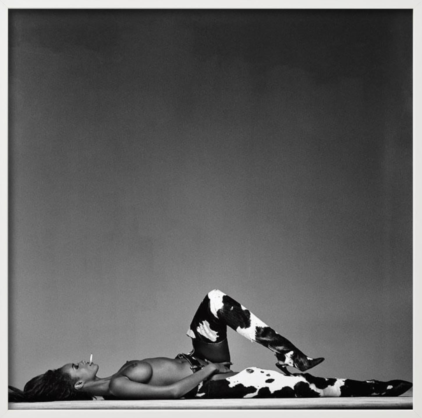 Iman, Harpers Bazaar US' - la supermodella con stivali alti fino alla coscia, 1992 in vendita 3
