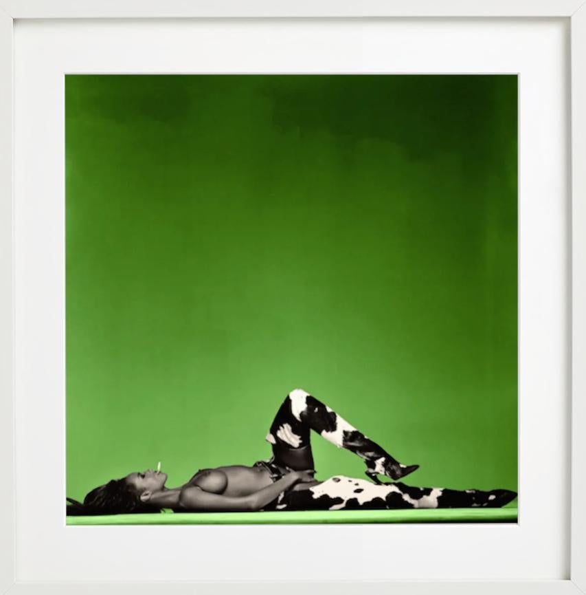 Iman - la supermodelo con botas desnuda ante un fondo verde - Photograph Contemporáneo de Michel Comte