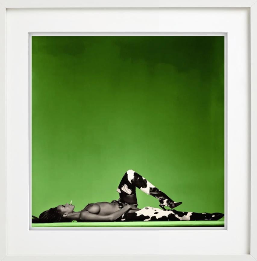 Iman - la supermodelo con botas desnuda ante un fondo verde - Color Photograph Verde de Michel Comte