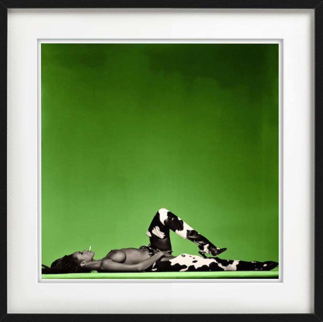 Iman de Michel Comte 
una gran obra de arte que retrata a la supermodelo delante de un fondo verde con un cigarrillo en la boca. 
Otros tamaños y marco de gama alta bajo pedido.

Michel Comte lleva décadas fotografiando a protagonistas del mundo del