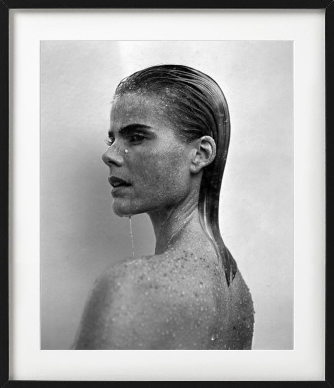 Mariel Hemingway - ritratto laterale per Vogue Italia, fotografia artistica, 1992 - Black and White Photograph Nero di Michel Comte