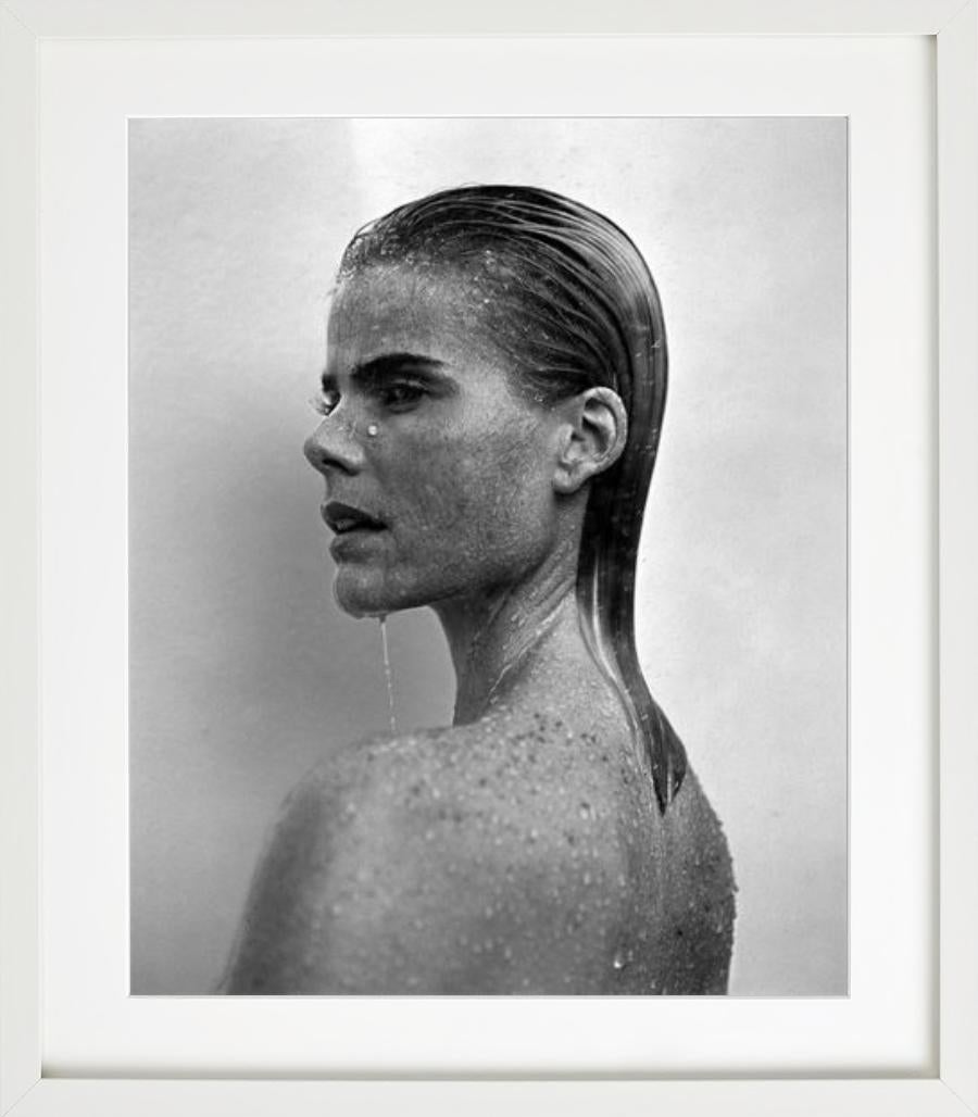 Mariel Hemingway - sideportrait for Vogue Italy, fine art photography, 1992 - Black Black and White Photograph by Michel Comte