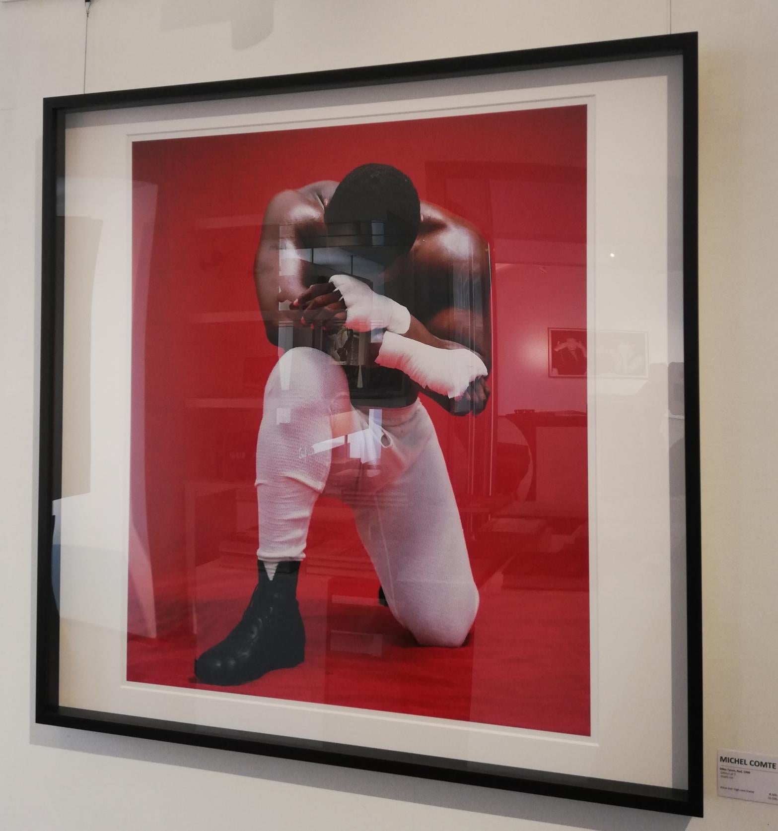 Mike Tyson – Porträt der Boxlegend auf seinen Knien – Photograph von Michel Comte