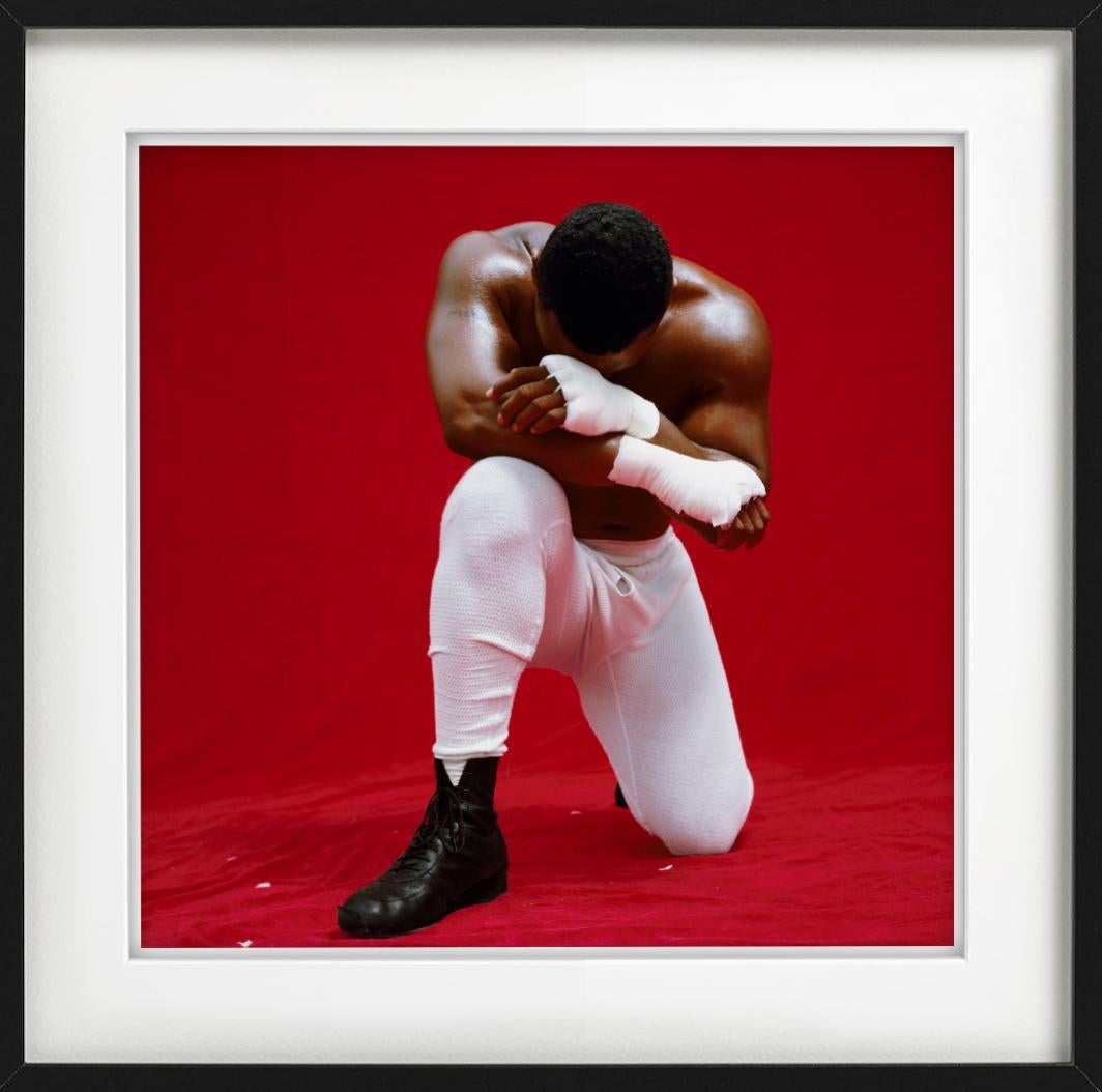 Mike Tyson – Porträt der Boxlegend auf seinen Knien im Angebot 6