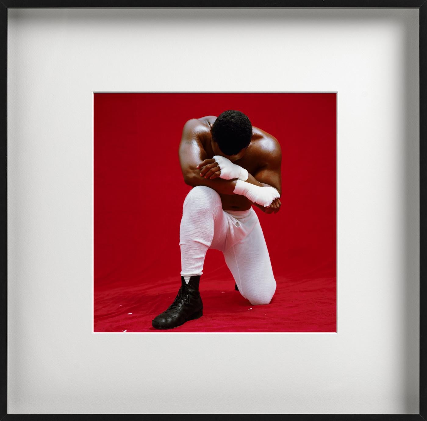 Mike Tyson – Porträt der Boxlegend auf seinen Knien (Zeitgenössisch), Photograph, von Michel Comte
